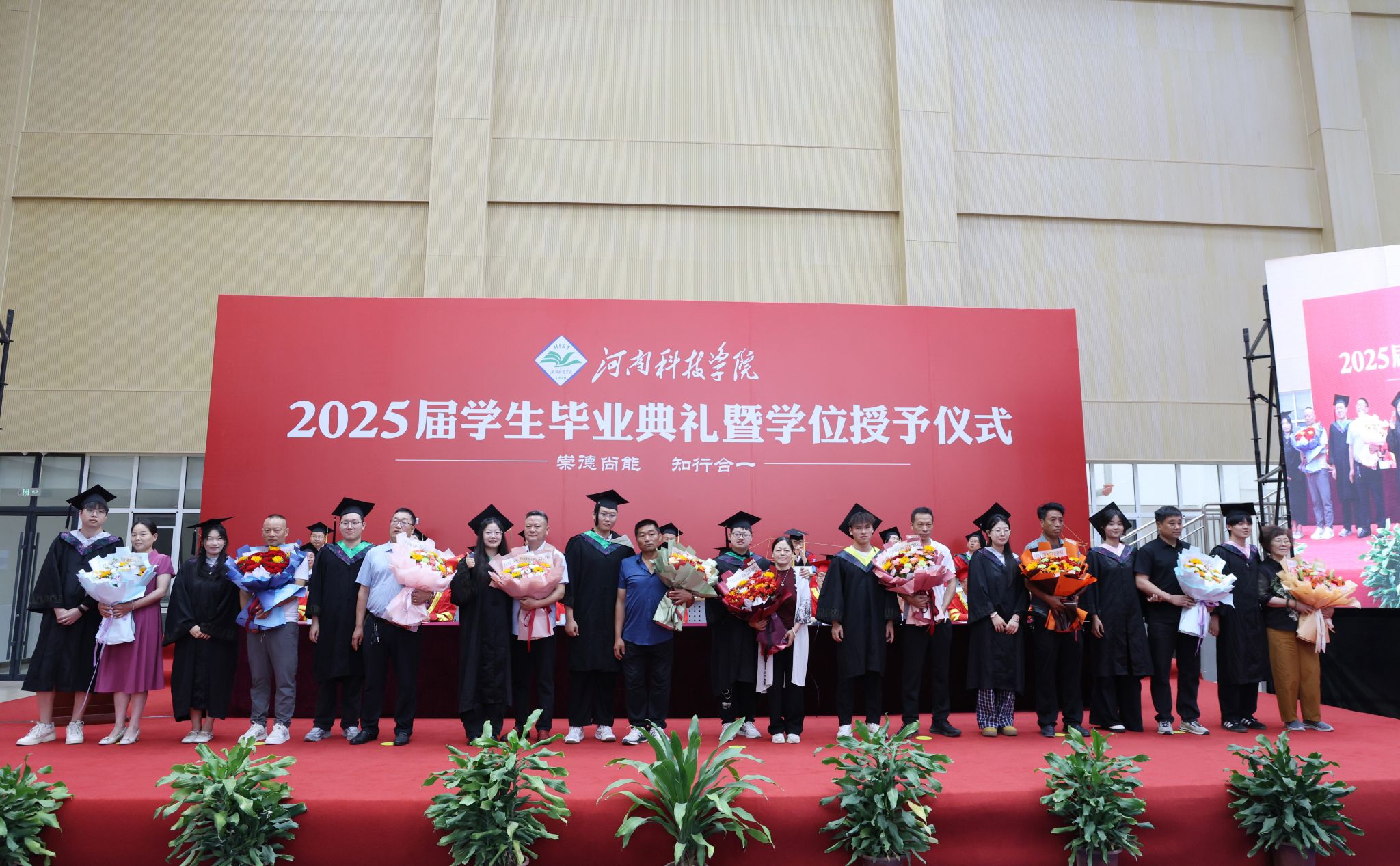 为家长代表献花 为家长代表献花