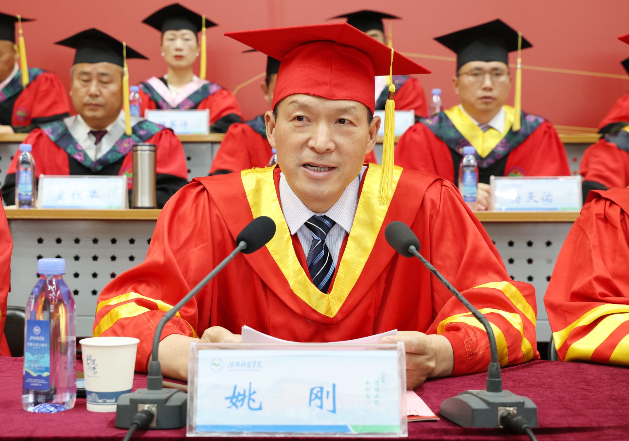 校党委副书记姚刚主持毕业典礼 校党委副书记姚刚主持毕业典礼